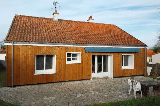 vue arriere maison apres renovation energetique port saint pere