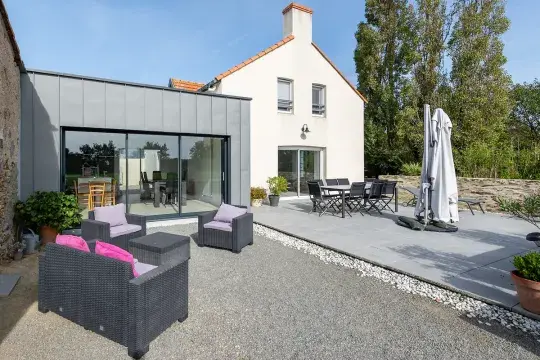 extension-ossature-bois-vue-ensemble-exterieur-parties-existantes-maison-sainte-pazanne