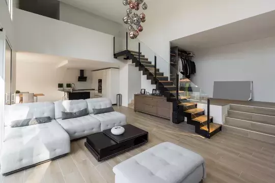 grande-piece-vie-hauteur-plafond-maison-contemporaine-etage-vertou