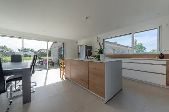 extension-ossature-bois-ilot-central-baie-vitree-3-vantaux-sainte-pazanne