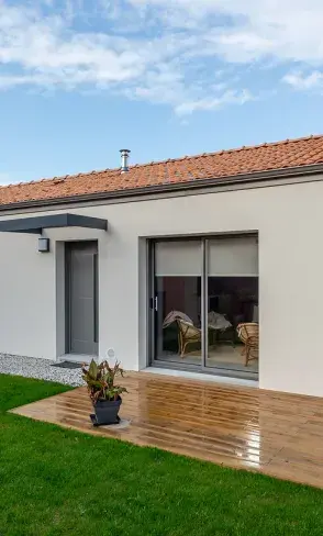 Vue exterieure maison plain-pied avec terrasse en bois