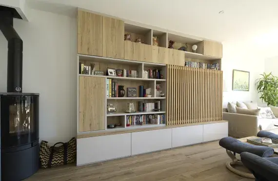 salon vue meuble tv sur-mesure claustra bois coulissant la turballe