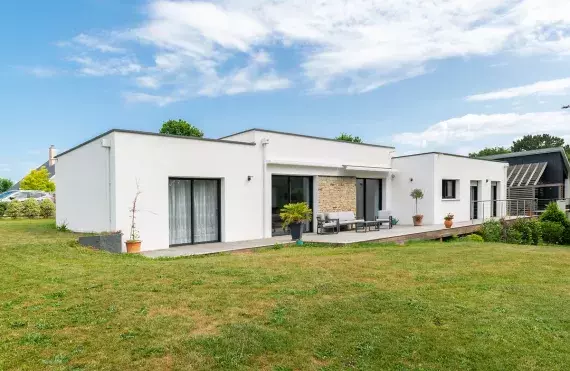 vue-exterieure-maison-maconnee-saint-andre-des-eaux