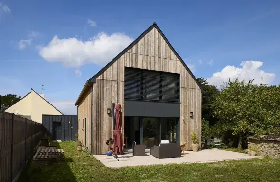 facade arriere cote jardin et terrasse grande ouverture maison sur mesure bois piriac