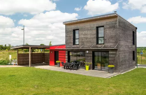 vue-ensemble-maison-ossature-bardage-bois-bardage-composite-rouge-carport-coueron