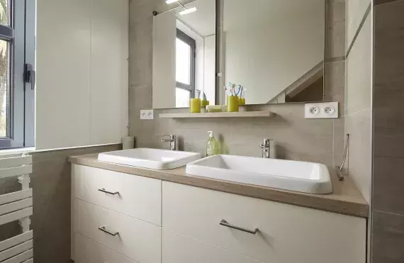 salle-bain-renovee-agencee-sur-mesure-meuble-double-vasque-nantes