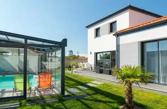 vue-cote-maison-maçonnee-terrasse-piscine-la-bernerie-en-retz