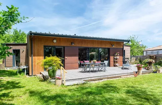 vue-ensemble-cote-jardin-maison-ossature-bois-bouguenais