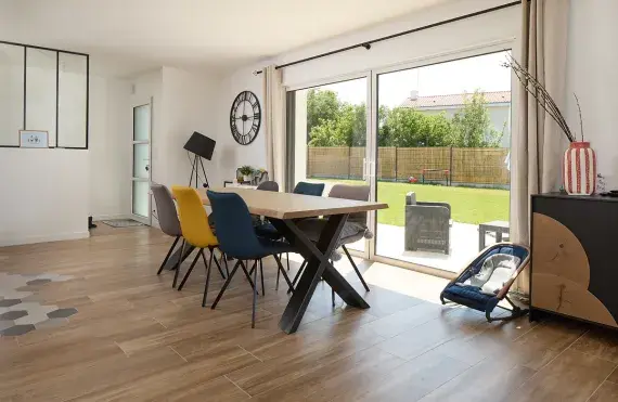 maison initiale brique vue piece de vie baie a galandage donnant sur jardin le bignon