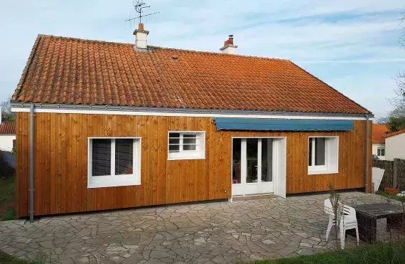 vue arriere maison apres renovation energetique port saint pere