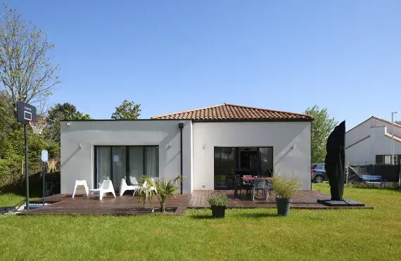 maison-sur-mesure-brique-vue-exterieure-arriere-maison