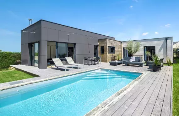 vue-ensemble-maison-ossature-bois-plain-pied-terrasse-bois-piscine-orvault