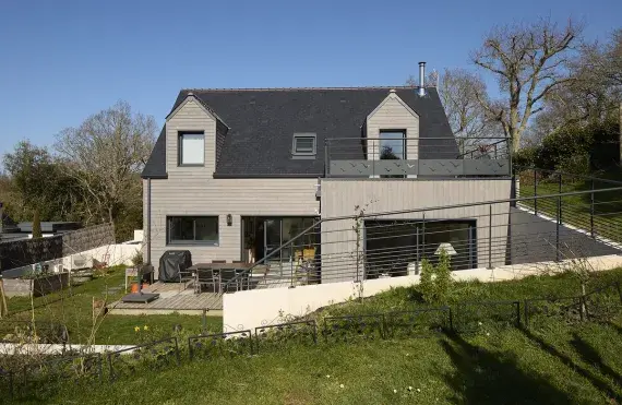 vue exterieure arriere maison sur-mesure bois terrain complexe la turballe