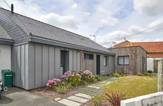 vue-exterieure-extension-ossature-bois-entree-independante-saint-sebastien-sur-loire