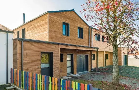 vue-cote-maison-ossature-bardage-bois-garage-reze