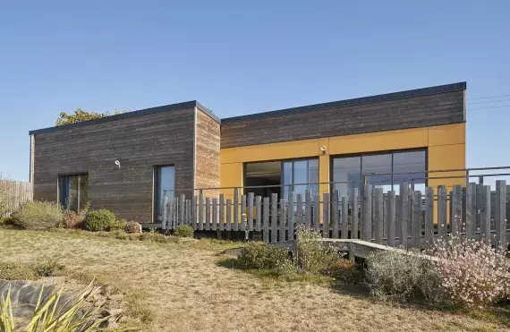 vue-contre-plongee-maison-ossature-bardage-bois-bardage-composite-jaune-le-loroux-bottereau