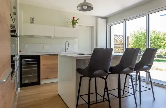 rénovation-intérieure-maison-cuisine-ilot-central-baie-vitree-3-vantaux-donnant-sur-jardin-saint-herblain