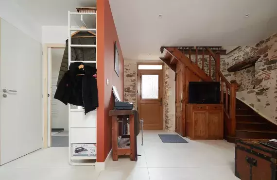 renovation-interieure-maison-entree-decloisonnee-escalier-port-saint-pere