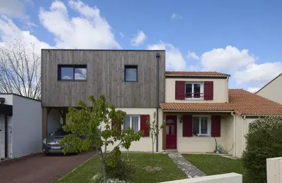 vue exterieure avant surelevation ossature bardage bois carport saint sebastien sur loire