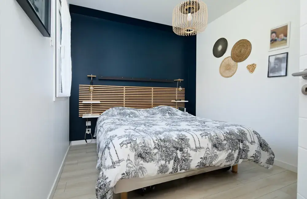 maison-sur-mesure-brique-chambre-pan-mur-colore