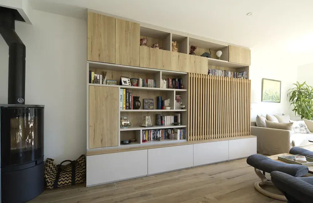 salon vue meuble tv sur-mesure claustra bois coulissant la turballe