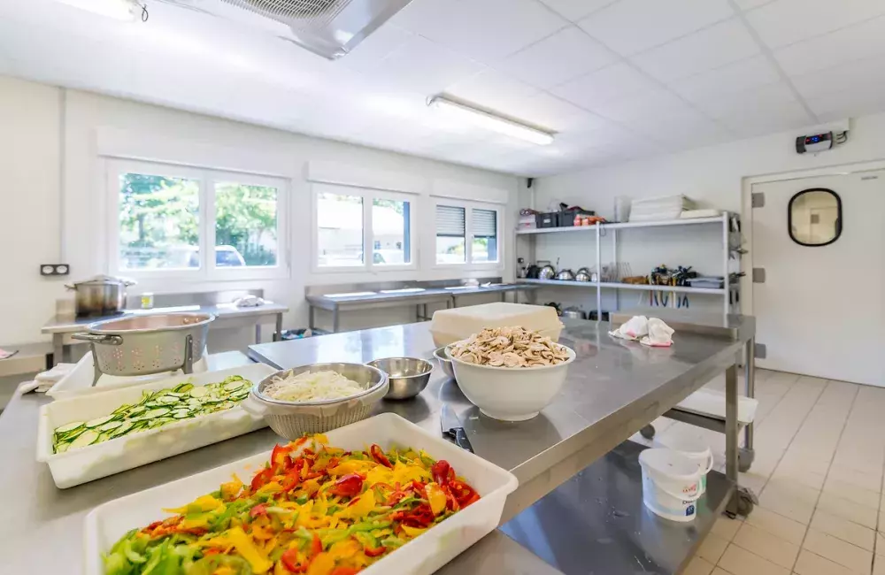 cuisine-professionnelle-batiment-professionnel-locaux-associatifs-atelier-insertion-reze