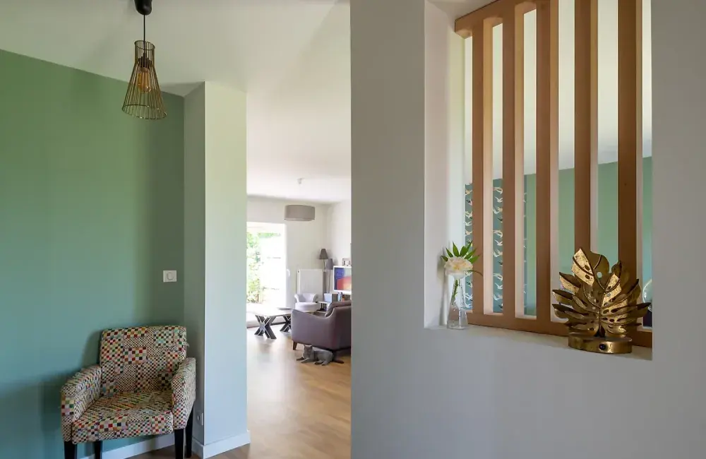 renovation-interieure-maison-entree-vue-partielle-piece-de-vie-avec-claustra-bois-pan-mur-colore-saint-herblain