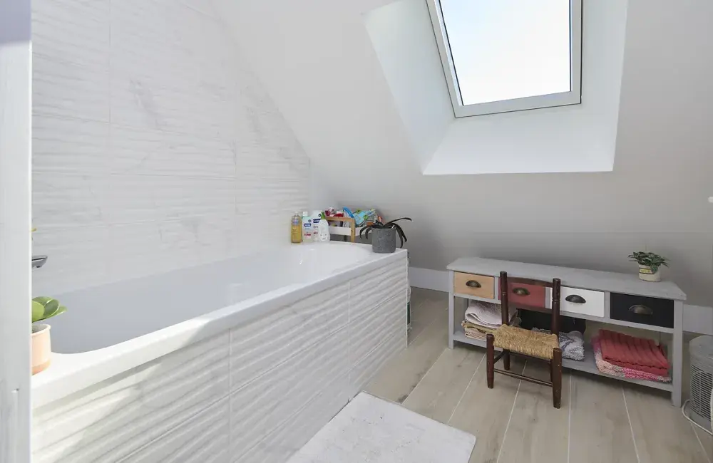 salle de bains baignoire velux maison sur-mesure bois la turballe