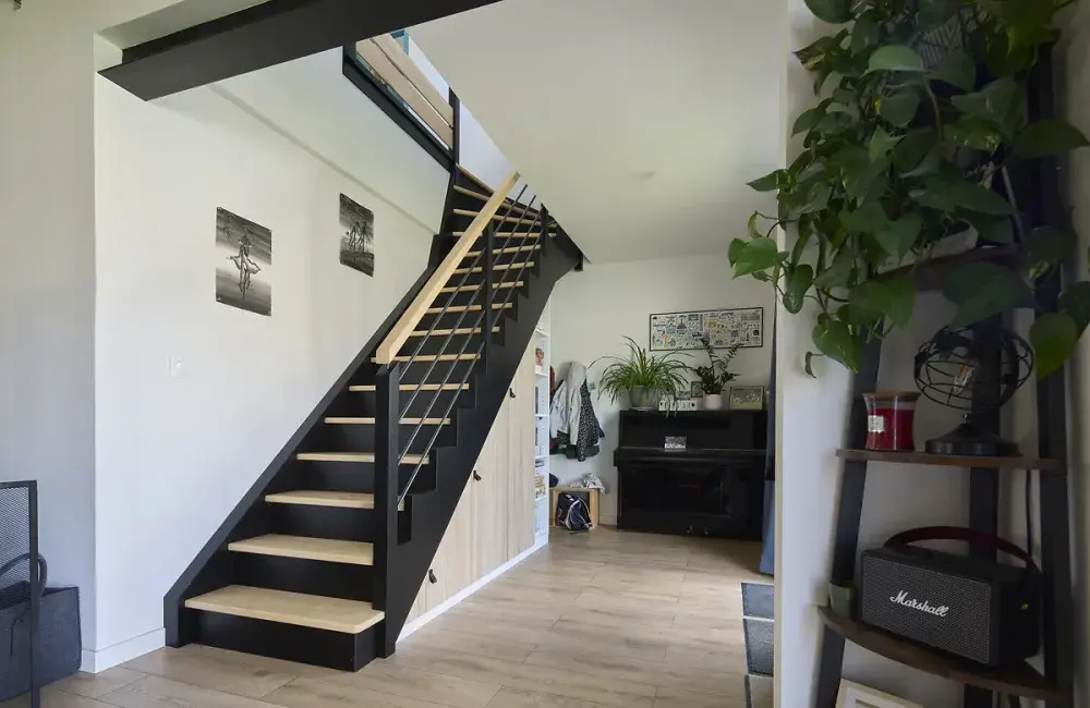 surelevation ossature bois vue escalier interieur bois saint sebastien sur loire
