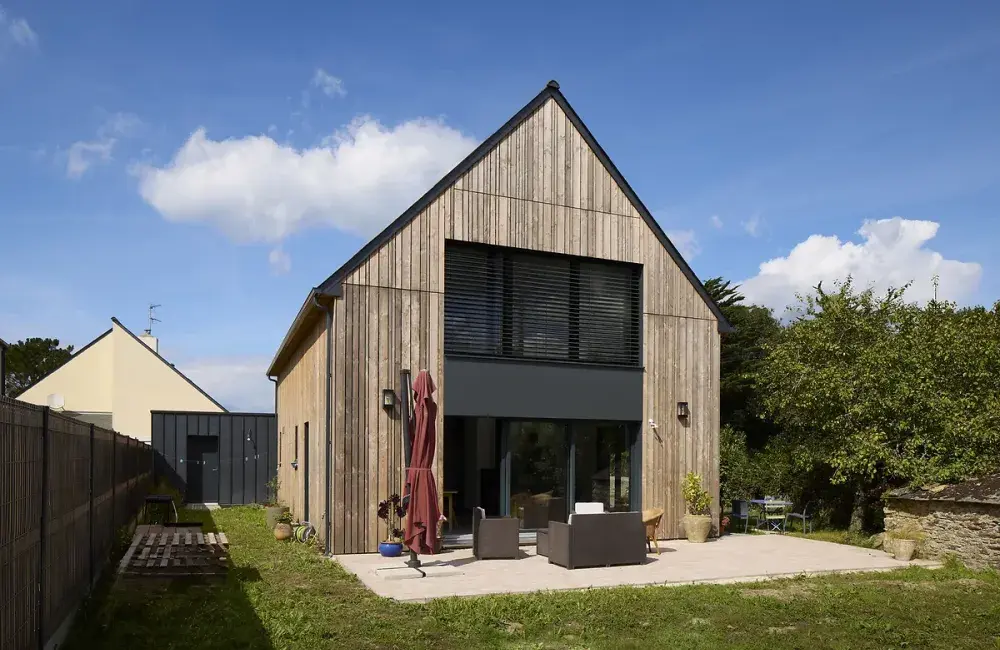 facade arriere cote jardin et terrasse grande ouverture maison sur mesure bois piriac