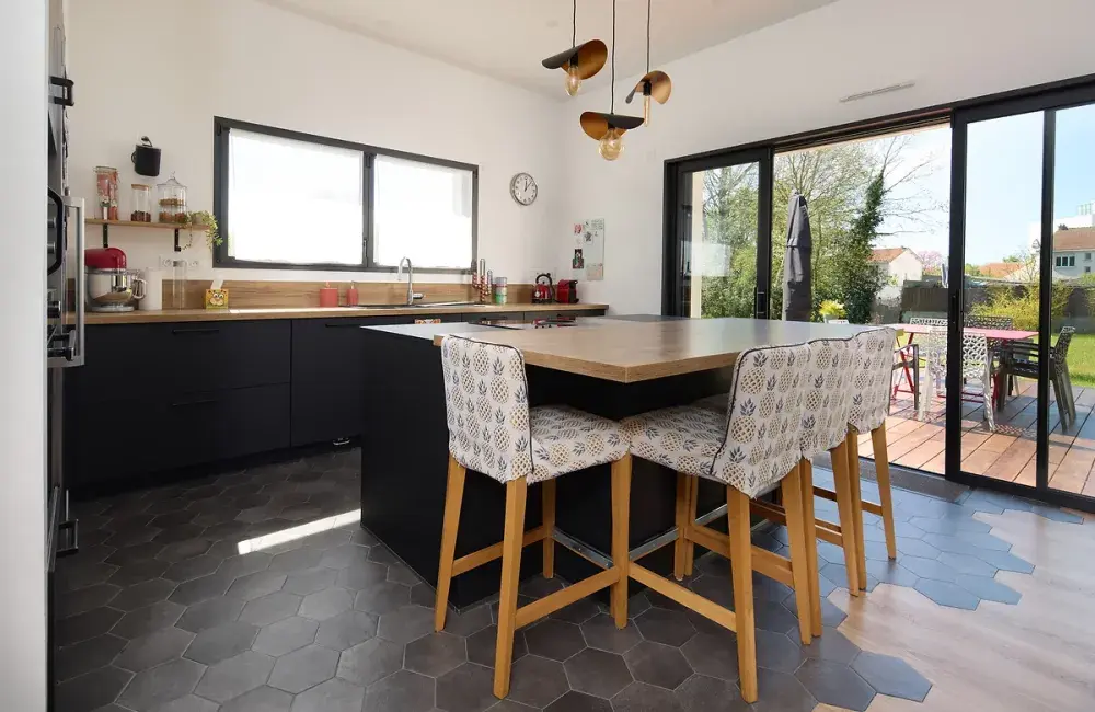 maison-sur-mesure-brique-cuisine-baie-galandage-terrasse