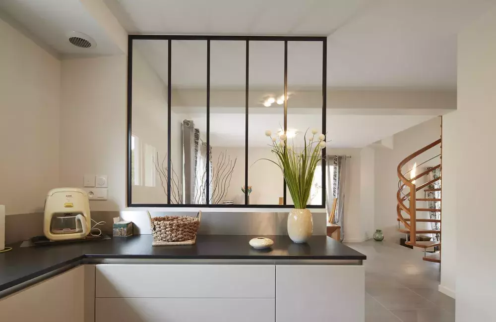 renovation-interieure-rez-chaussee-maison-cuisine-ouverte-verriere-atelier-ponchateau