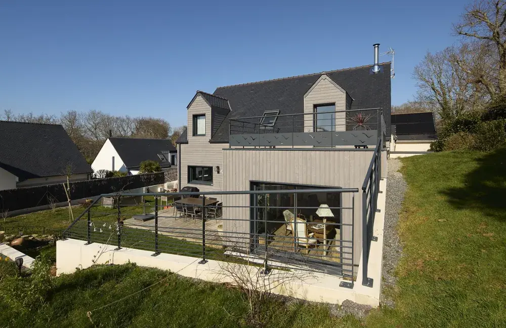 vue exterieure arriere maison sur-mesure bois terrain complexe la turballe