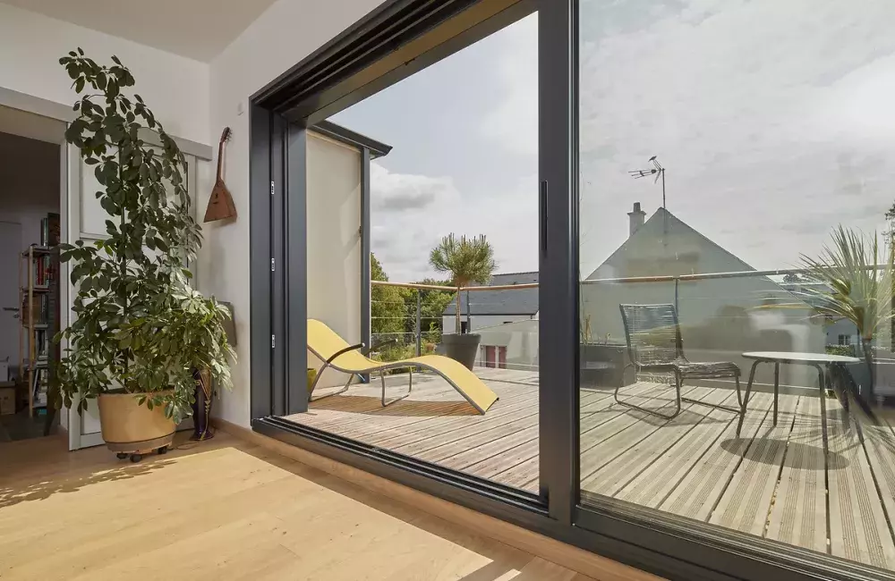 toiture-terrasse-surelevation-ossature-bois-salon-baies-vitrees-balcon-saint-nazaire