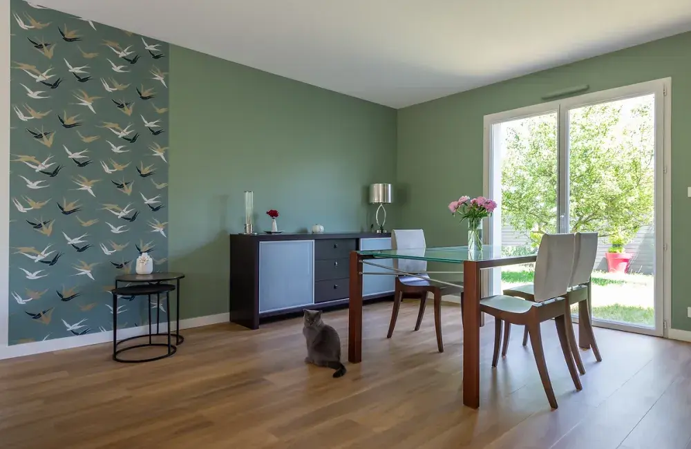 renovation-interieure-maison-sejour-pans-murs-colores-bande-papier-peint-saint-herblain