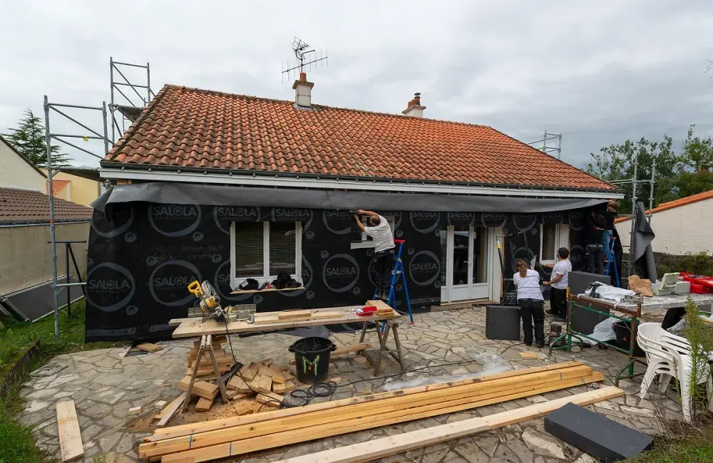 pose pare pluie sur le chantier renovation energetique port saint pere