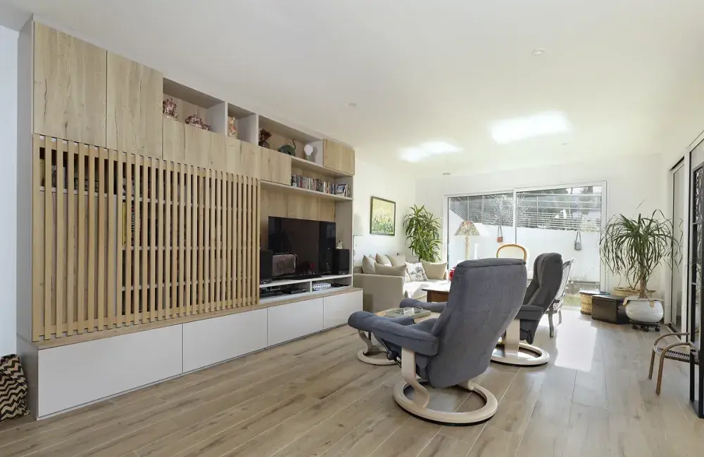 salon vue meuble tv sur-mesure claustra bois coulissant la turballe