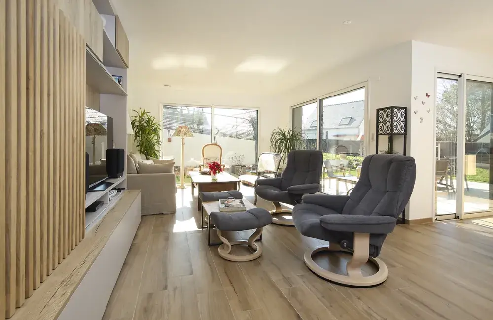 vue salon maison sur-mesure bois triple baie vitree jardin la turballe