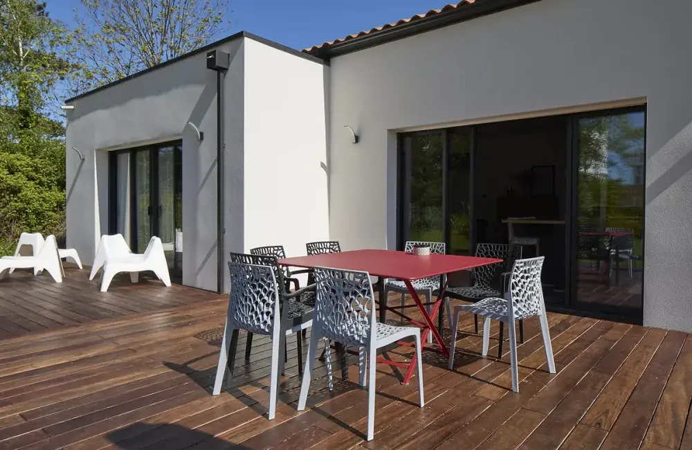 maison-sur-mesure-brique-vue-terrasse-arriere-maison