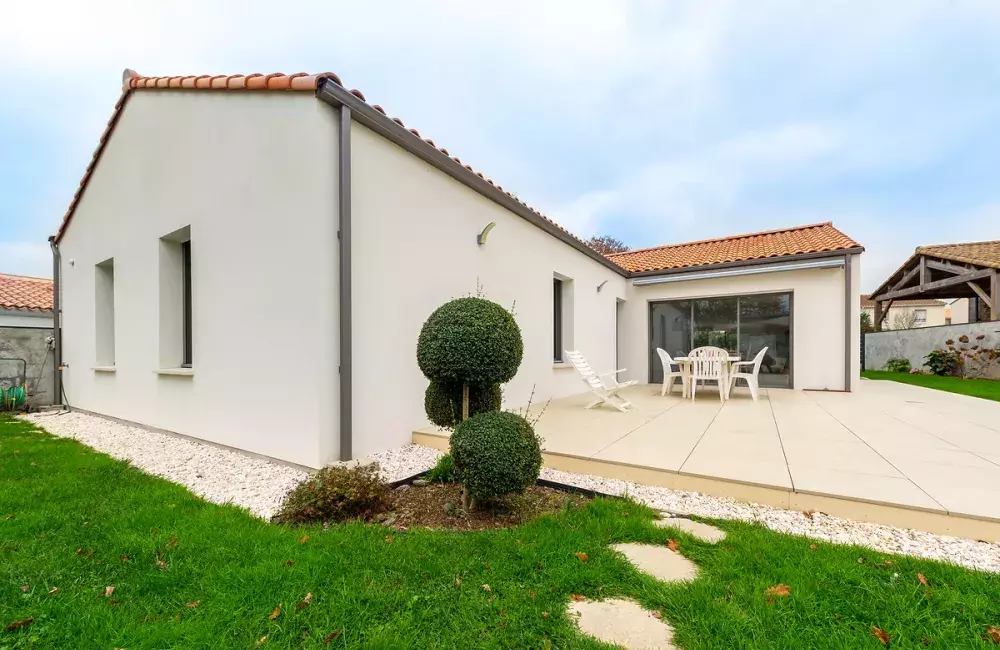 vue-cote-large-terrasse-maison-sur-mesure-brique-sainte-pazanne