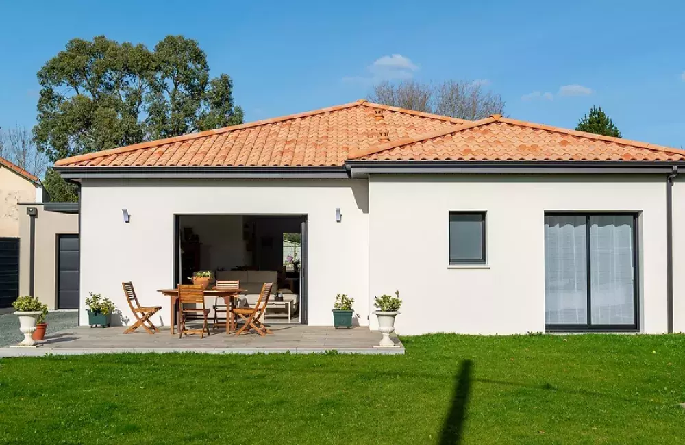 vue-jardin-maison-sur-mesure-brique-terrasse-saint-brevin-les-pins