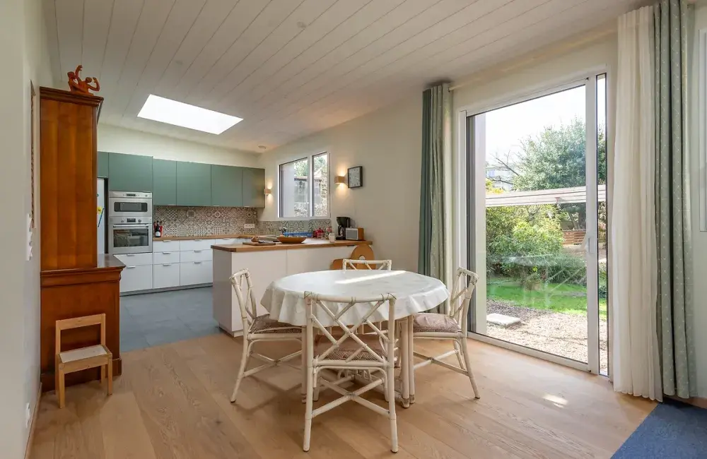 vue interieure cuisine ouverte salon extension ossature bois reze