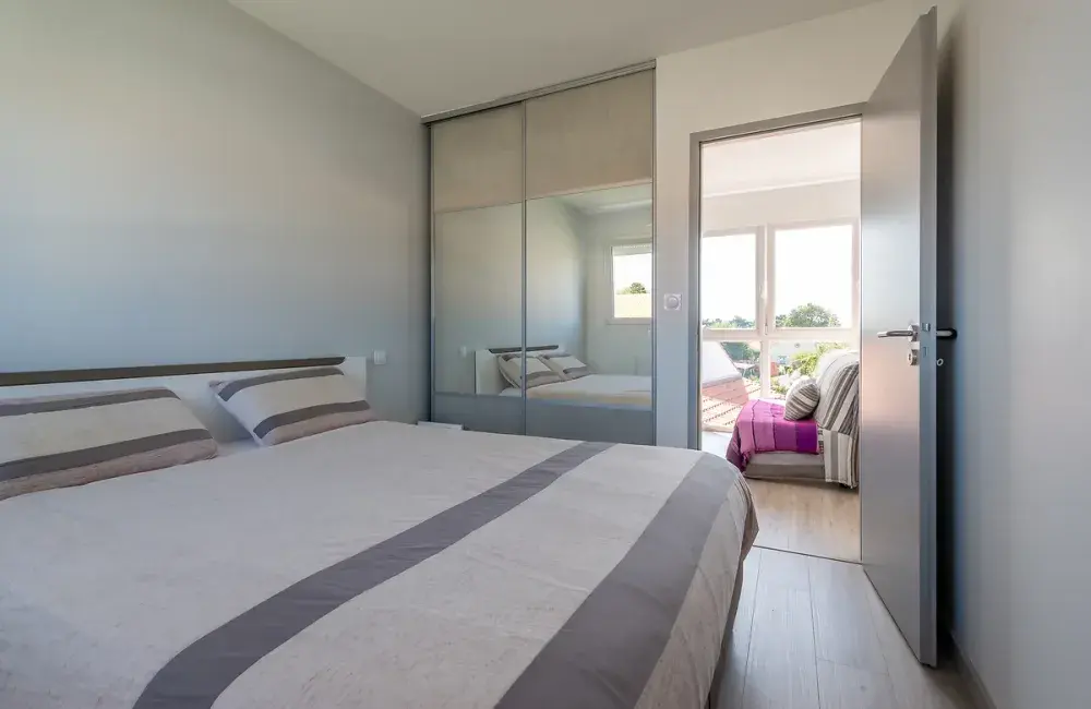 surelevation-ossature-bois-chambre-placard-vue-partielle-espace-detente-la-bernerie-en-retz