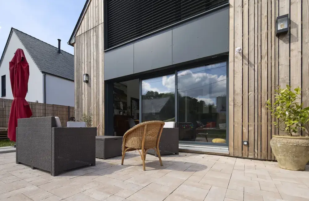facade arriere cote jardin et terrasse grande ouverture maison sur mesure bois piriac