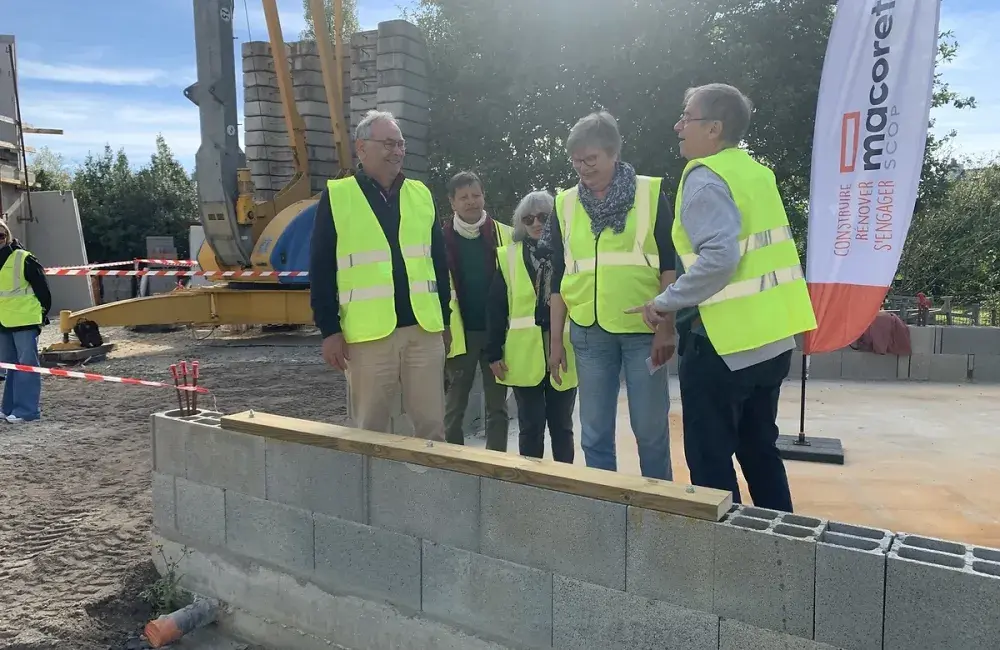 Pose de la première du programme d'habitat participatif Soleil Levant à saint-Nazaire le 2 octobre 2025.