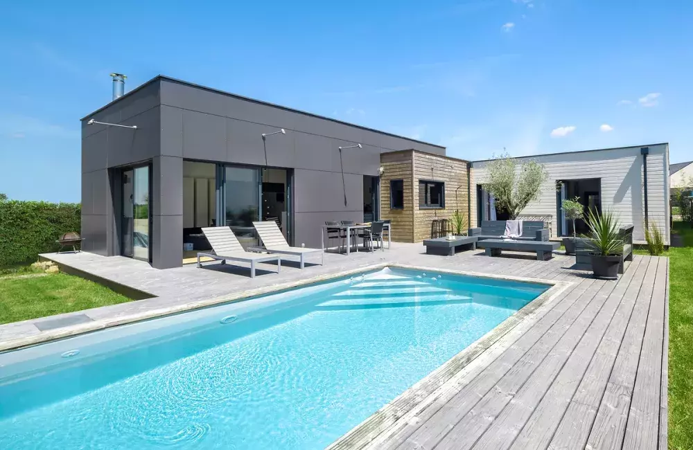 vue-ensemble-maison-ossature-bois-plain-pied-terrasse-bois-piscine-orvault