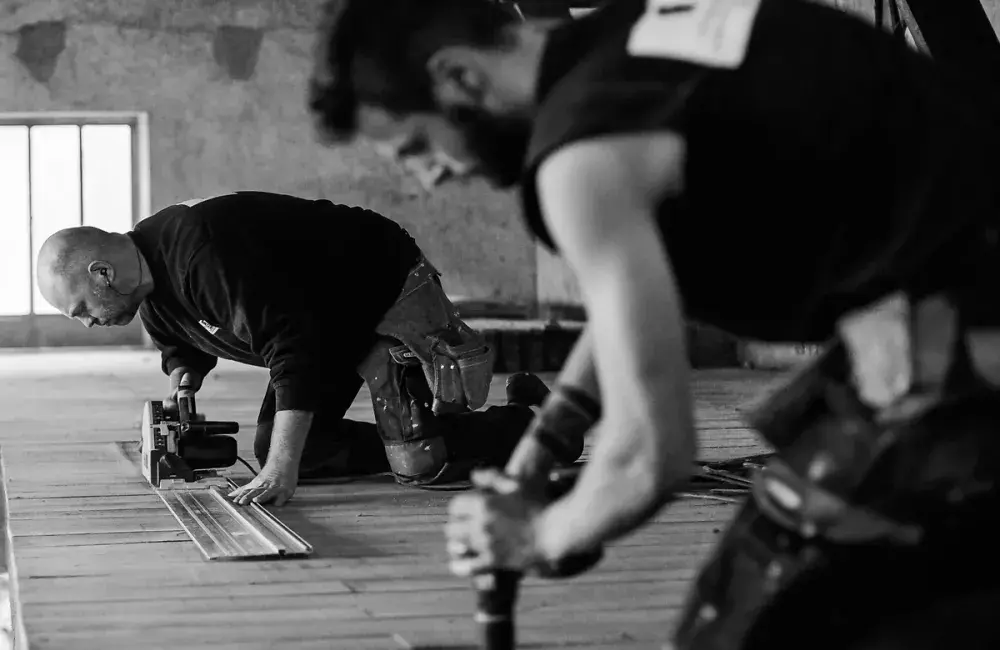 salaries-plancher-bois-scie-circulaire-vissage-lames-plancher-bois