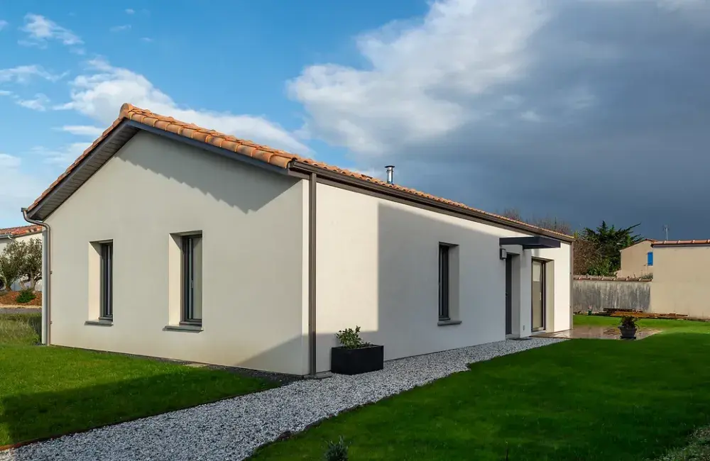 Vue exterieure d'une maison compacte et evolutive prefailles