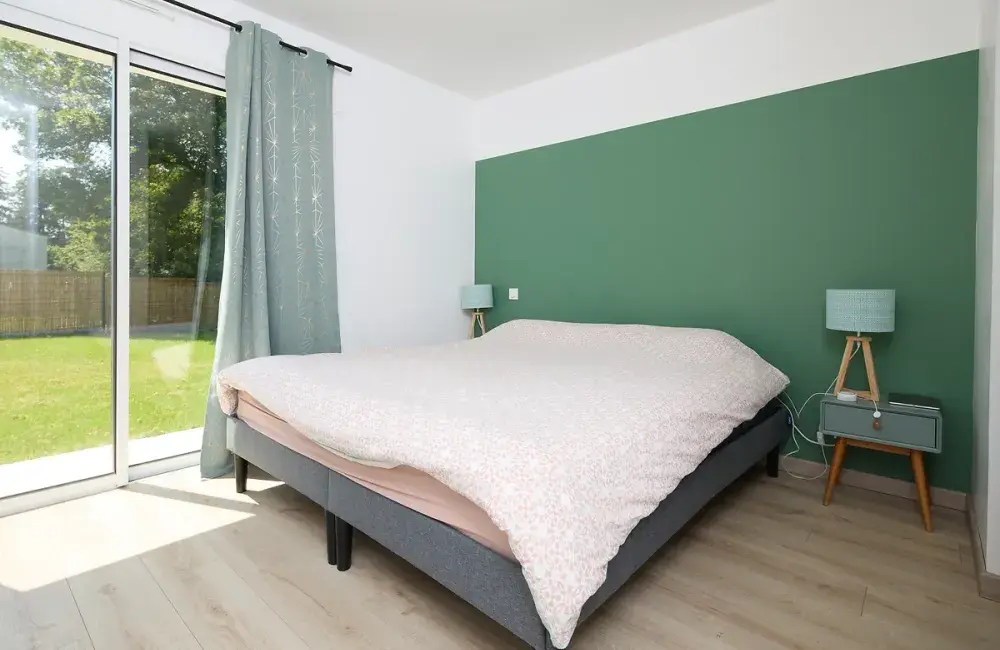 maison initiale brique chambre baie vitree pan de mur colore le bignon