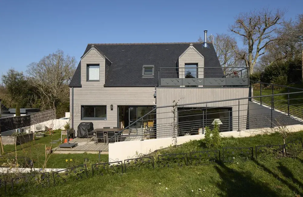vue exterieure arriere maison sur-mesure bois terrain complexe la turballe